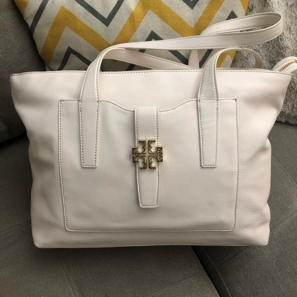 Authentic Tory Burch Bag. Almost New. Used only once to travel. Very spacious! - Picture 1 of 10